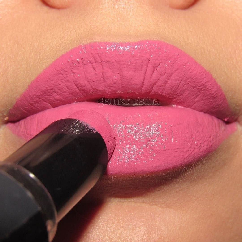 wet n wild Silk Finish Lipstick, Hydrating Rich Buildable Lip Color, Formulated with Vitamins A,E, & Macadamia for Ultimate Hydration, Cruelty-Free & Vegan - A Short Affair Jansha Store